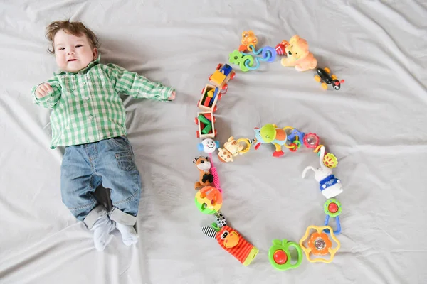 6 měsíců. Pohled shora na děti. 6 měsíců roztomilý dětský portrét — Stock fotografie