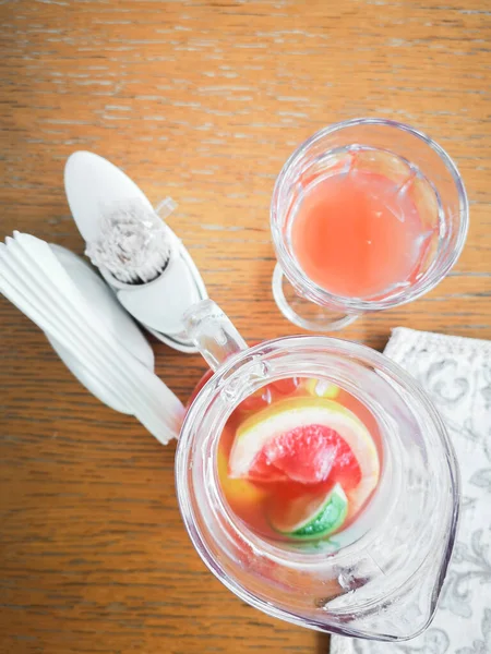 Limonada de melocotón y romero, cóctel sobre un fondo de mesa de hormigón de piedra gris. Bebida de verano vista desde arriba . — Foto de Stock