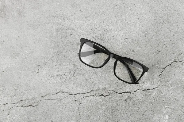 Black glasses on concrete background. Two pairs of 3d glasses on a gray concrete background. Top view, copy space. Two pairs of 3d glasses on a gray concrete background. Top view, copy space — Stock Photo, Image