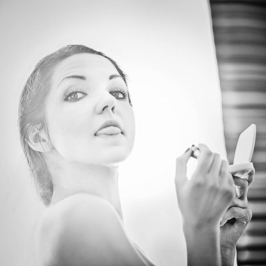 Güzel esmer kirpikleri boyar. Makyaj. siyah beyaz fotoğraf.