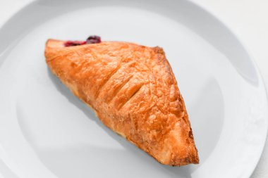 Ev yapımı dutlu kruvasan. Tahta bir zeminde taze kruvasan. 