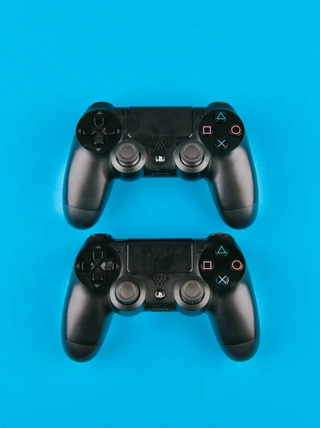 游戏操纵杆。 播放台。 在蓝色背景的顶部视图。 新的索尼Dualshock 4与Playstation 4 。 索尼Playstation第四代游戏主机 — 图库照片