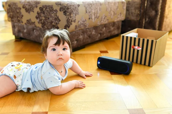 Dítě poslouchá přenosný reproduktorový systém. poslech hudby od útlého věku — Stock fotografie