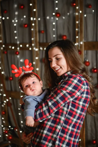 Noel ve anne konsepti. Noel ve insan kavramı - hediyeler ile anne ve bebek. Noel geçmişiyle. sıcak noel. — Stok fotoğraf