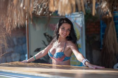 Barda mayo giymiş güzel esmer kız..