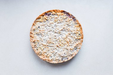 Beyaz arka planda yuvarlak pasta. Yukarıdan bak. pasipan tozu