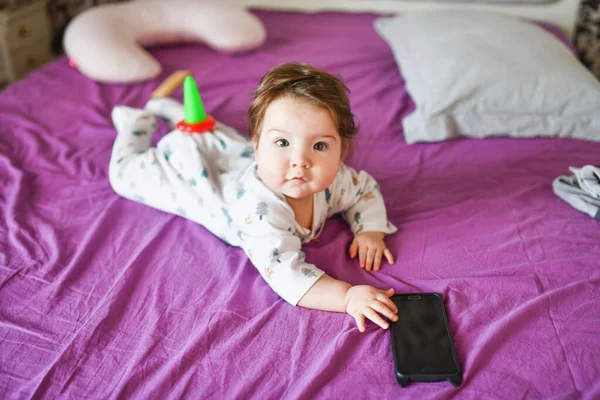 Chlapec drží telefon. Roztomilé děťátko drží mobilní telefon v rukou a pozorně se dívá na obrazovku. Dítě a gadget, koncepce rodičovského ovládání — Stock fotografie