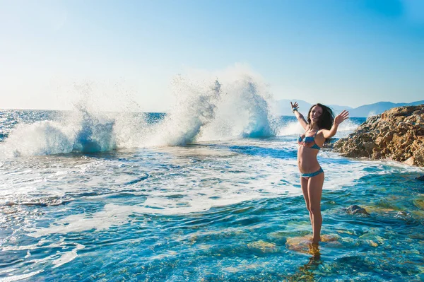 Schizzi dal mare sulla ragazza. donna che gioca nell'acqua dell'oceano — Foto Stock