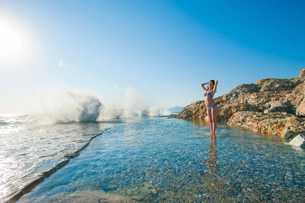 Schizzi dal mare sulla ragazza. donna che gioca nell'acqua dell'oceano — Foto Stock