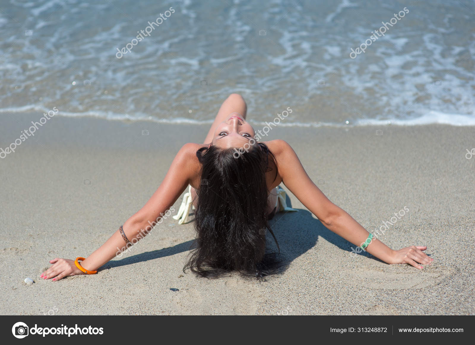 水着姿の少女は浜辺に横たわっている ビーチにいる間 幸せな女の子はあなたを見ています 夏だ夏休み ストック写真 C Kay4yk Gmail Com