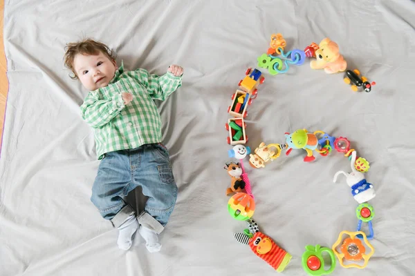 6 Monate. Kinderblick. 6 Monate süßes Babyporträt — Stockfoto