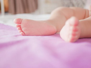 Küçük bebek ayakları. Minik bebek ayakları kadar tatlı bir şey yoktur. Küçük erkek bebek yatakta. Kapatın. Kopyalamak için boşluk.