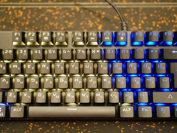 Разноцветная клавиатура. механические ключи. Многоцветные профессиональные игровые механические RGB клавиатуры на фоне стола — стоковое фото