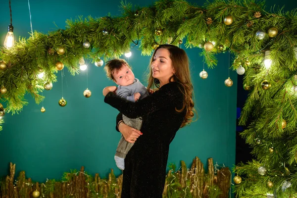 Noel ve anne konsepti. Noel ve insan kavramı - hediyeler ile anne ve bebek. Noel geçmişiyle. sıcak noel. — Stok fotoğraf
