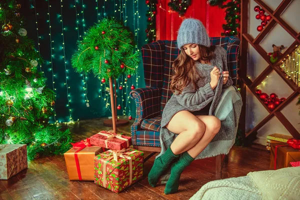 Retrato de Natal de uma menina bonita. Uma jovem com uma árvore de Natal e presentes . — Fotografia de Stock