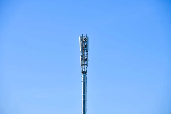 Cyfrowa antena telefoniczna. Wieża Gsm na niebieskim tle. 5g 4g — Zdjęcie stockowe