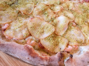 Fırın jambonlu pizza. Ev yapımı pizza servis tabağında servis ediliyor.