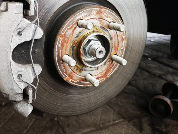 新轮胎更换过程中的汽车盘式制动器. 显示转子和口径的边缘被移除。关闭. — 图库照片