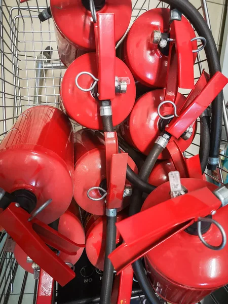 Vörös tűzoltó készülékek. Sok vörös tűzoltó készülék van a földön. Habok, szén-dioxid, por és víz. — Stock Fotó
