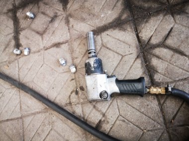 Taş döşeme, üstten görünüm yerde yatarken bir uzun hortumu ile pnömatik anahtarı