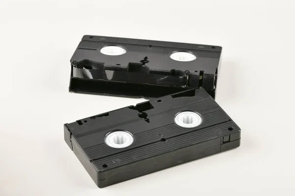 Obiekty retro na białym tle. naciśnięcie przycisku telefon i kaseta wideo. Technologia mediów analogowych z przeszłości. Przestrzeń kopiowania — Zdjęcie stockowe