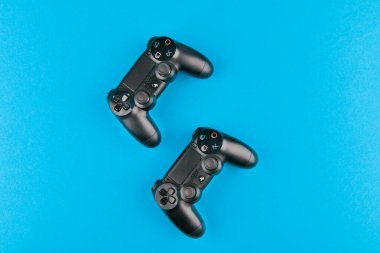Oyun kumandası. Playstation. mavi arkaplan görünümünde. Playstation 4 'lü yeni Sony Dualshock 4. Sekizinci neslin Sony Playstation 4 oyun konsolu