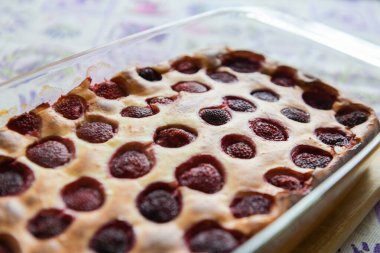 Fırından çilekli turta çıktı. Fırında pişmiş taze çilekli turta. Kalıplı ev yapımı tatlı hamur işi. Vejetaryen yemeği..