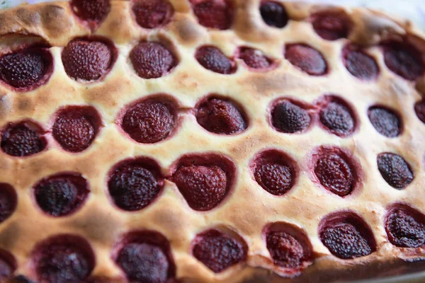 Jordbærtærte ud af ovnen. Frisk jordbærtærte bagt i ovn. Sød hjemmelavet wienerbrød med frugter i mug. Vegetarisk mad . - Stock-foto