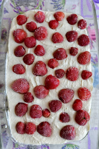 Erdbeerteig. Erdbeerteig zum Kuchenbacken. — Stockfoto