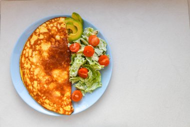 Sabah kahvaltısı, çırpılmış yumurta sebze salatası, üst manzara, yazmak için yer.