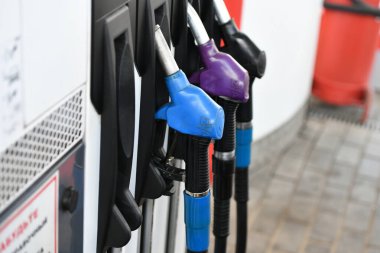 Farklı renkleri dolduruyorlar. Farklı renklerde silah benzini istasyonu