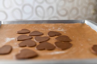 Kalp şeklinde çikolatalı kurabiyeler, üst görüş, fırında hamur işi.