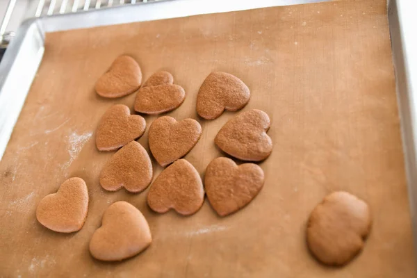 面包片上的巧克力饼干，在家里做的心形饼干 — 图库照片