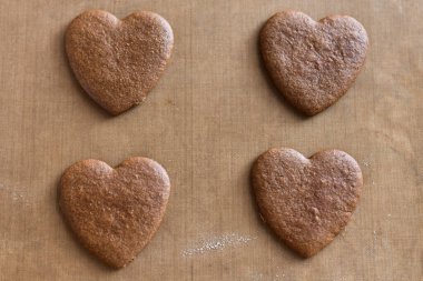 Arka planda çikolatalı kalpler. Tahta arka planda çikolata kalp.