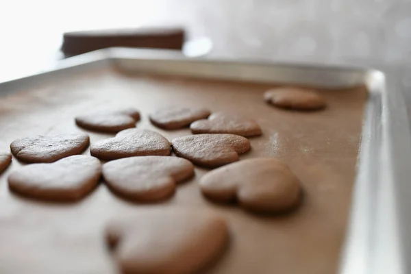 巧克力饼干形式的心脏，顶部视图，糕点在炉子上，面团准备 — 图库照片
