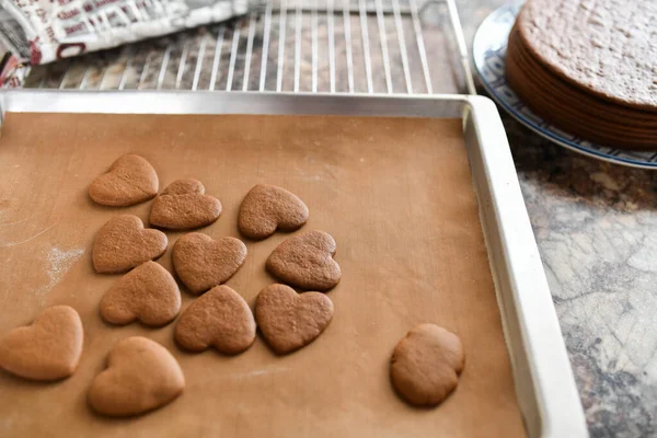 面包片上的巧克力饼干，在家里做的心形饼干 — 图库照片