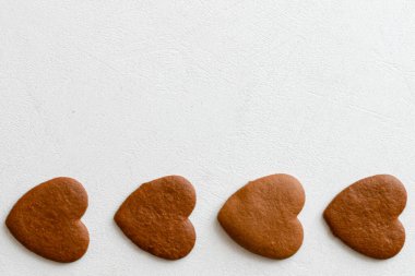 Çikolata kalpli. beyaz arka planda kalpler. Kuleleri seviyorum.