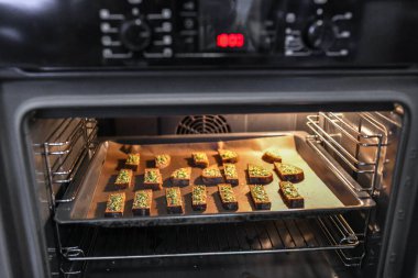 Fırında peynirli siyah ekmek. Peynirli ve baharatlı kızarmış ekmek, siyah tepside pişirilmiş, lezzetli bir kahvaltı..