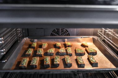 Fırında peynirli siyah ekmek. Peynirli ve baharatlı kızarmış ekmek, siyah tepside pişirilmiş, lezzetli bir kahvaltı..