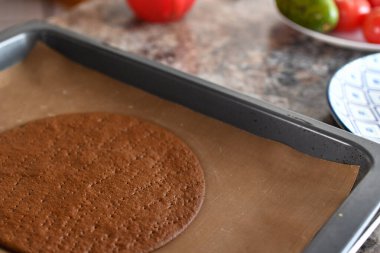 Çikolatalı pasta yapıyorum. Kek kabuğundaki fırında pişiren kız..