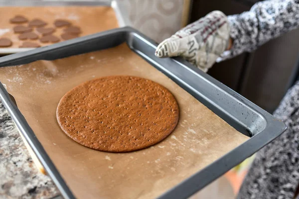 Çikolatalı pasta yapıyorum. Kek kabuğundaki fırında pişiren kız.. — Stok fotoğraf