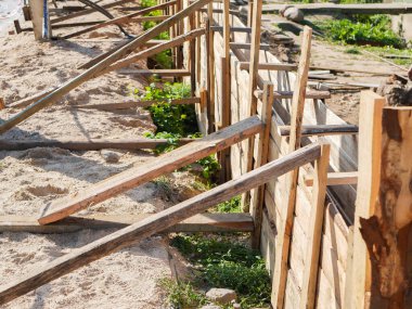 Özel bir çit inşaatı için destek. Ahşap. Kendin tamir et. Çitlere beton dökülüyor..