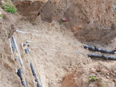 Boruları kazdım. Kazı boruları. İnşaat alanında tamir için. Eve iletişim kablosu