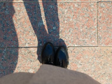 Bir adamın mermer bir levhadaki gölgesi. Levhalar üzerinde bir gölge vardır.