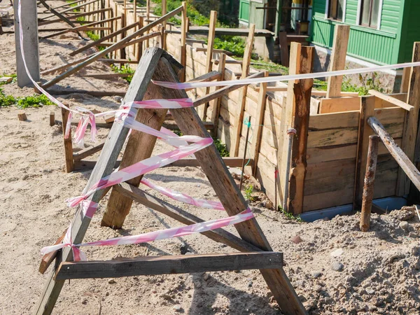 Unterstützung für den Bau eines privaten Zauns. Holzart. Do it yourself Reparatur. Beton in den Zaun gießen. — Stockfoto