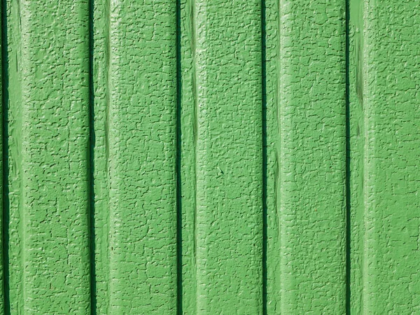 녹색 페인트가 깨졌습니다. 맑은 날씨에는 철문 이 있다. 수직선 — 스톡 사진