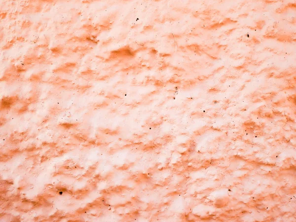 波浪形橙色的墙。 长期暴露在水和雨水中的橙色墙壁图像 — 图库照片