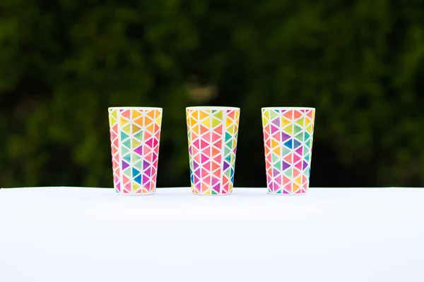 Bright colorful glasses, dishes for a picnic, summer glasses. Copy space. — ストック写真