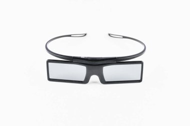 Beyaz arka planda 3D gözlükler. Üç boyutlu film. Filme dalmak. İzole edilmiş.