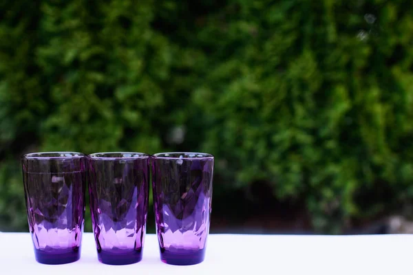 3 toneladas de vasos en la naturaleza, platos de verano, platos coloridos, Copiar espacio . — Foto de Stock